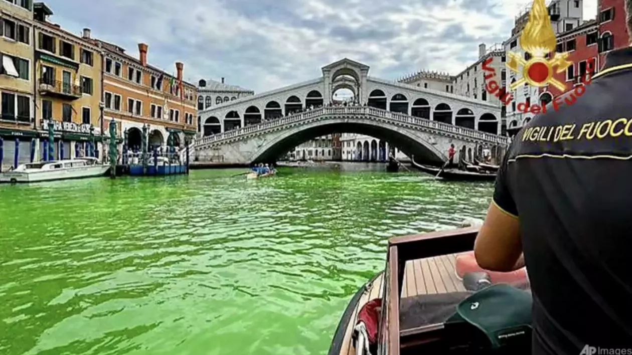 Apa Marelui Canal din Veneția s-a colorat în verde fosforescent. Polițiștii italieni au deschis o anchetă