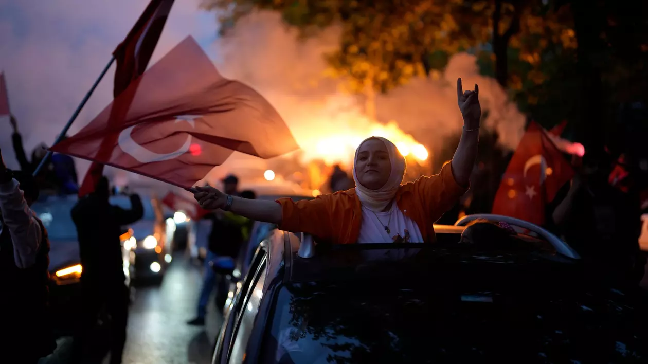 Susținătorii lui Erdogan au ieșit să sărbătorească în stradă înainte ca acesta să-și revendice victoria, siguri de avansul liderului turc