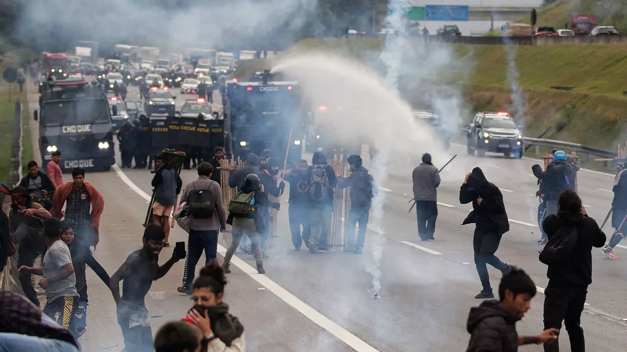 Indigenii au blocat o autostradă din Brazilia, în semn de protest față de o lege care le restrânge drepturile. Poliția militară a intervenit în forță