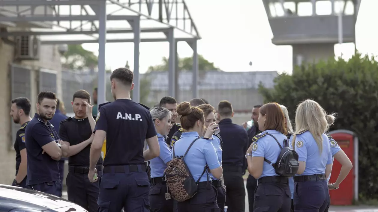 Protest organizat de membrii sindicatelor din sistemul de penitenciare, in fata Penitenciarului Rahova, din Bucuresti, 31 mai 2023. Inquam Photos / Octav Ganea