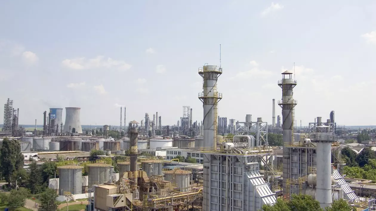 Incendiu la rafinăria Petrobrazi. Trei persoane au fost rănite, una e în stare gravă, cu arsuri majore
