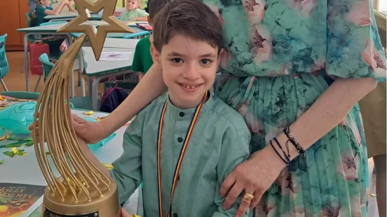 Rareș Prisacariu a dus la școală, în Botoșani, trofeul de la „Românii au talent”. Cum l-au primit colegii și învățătoarele pe câștigător
