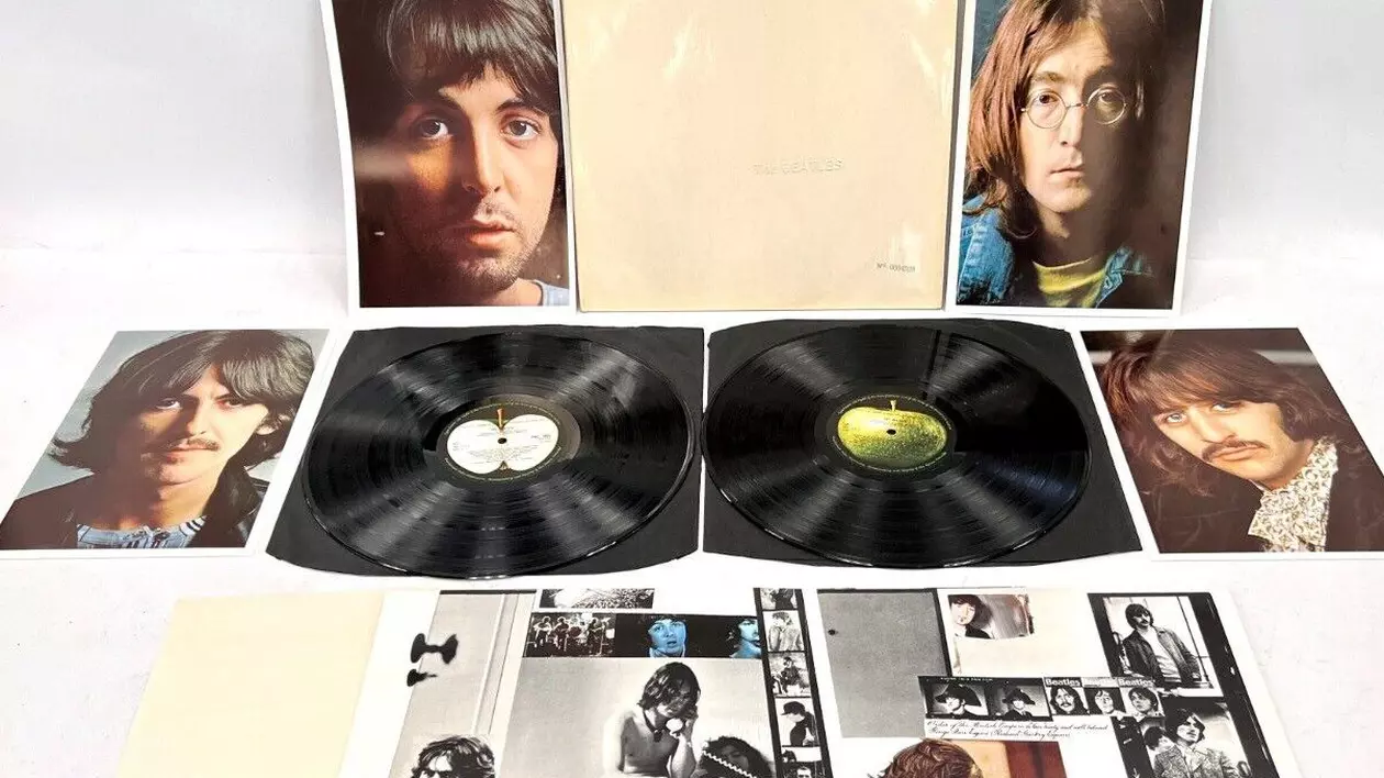 Un album rar semnat The Beatles, donat unei organizații britanice de caritate. Cu cât a fost vândut