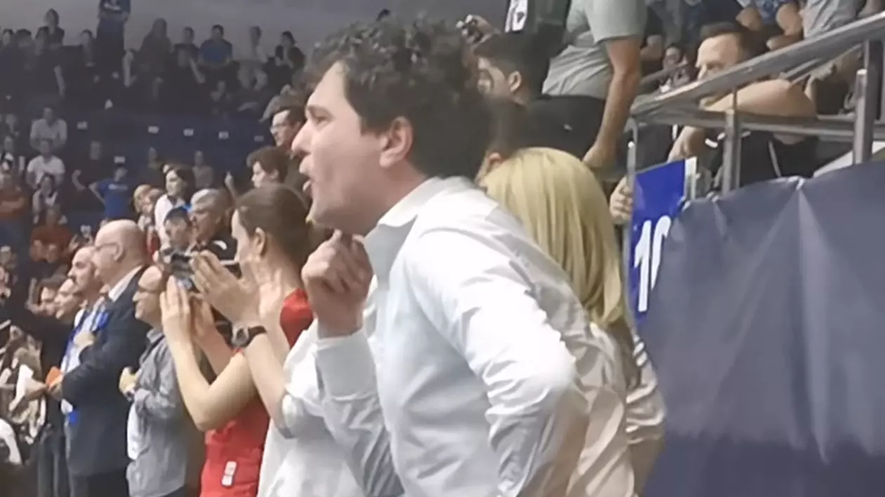 VIDEO. Nicușor Dan, filmat în timp ce huiduie la meciul de handbal pierdut de CSM București în Liga Campionilor