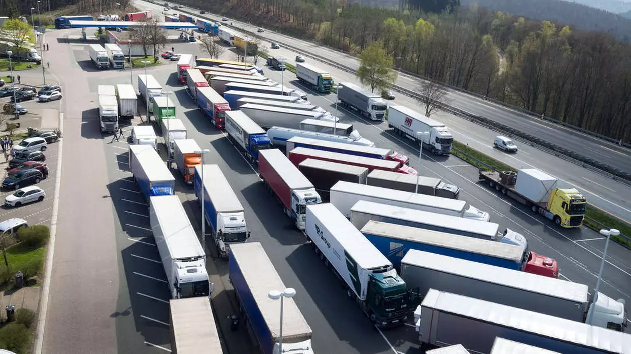 Un șofer român de TIR a fost bătut de un coleg român care tocmai îi lovise camionul cu duba, în timp ce parca într-o zonă de odihnă din Germania