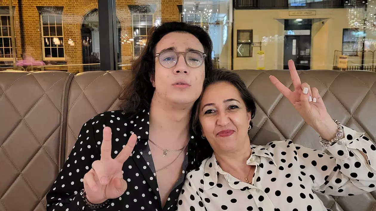 Theodor Andrei și mama lui, Simona
