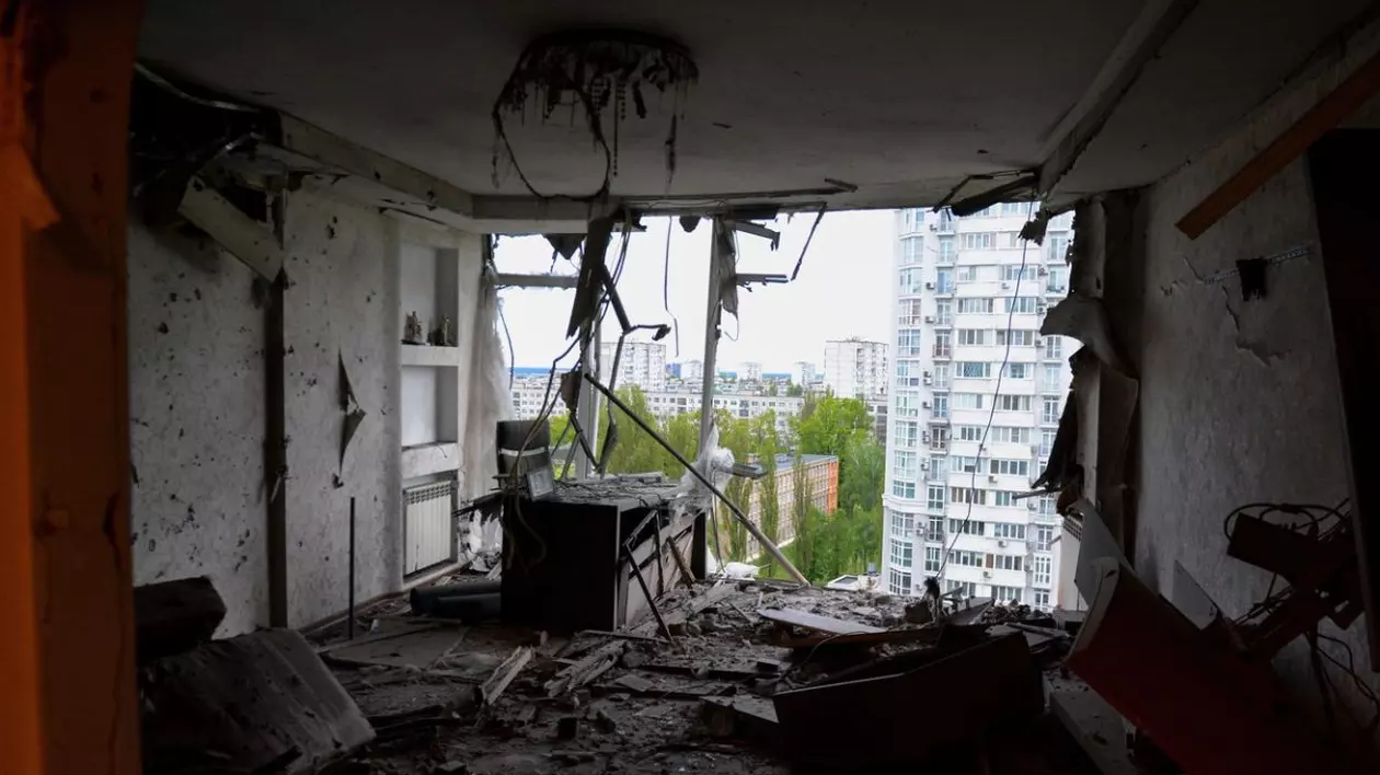 Imagini cu urmările atacului din Kiev. Autoritățile ucrainene spun că distrugerile au fost provocate de resturile dronelor doborâte