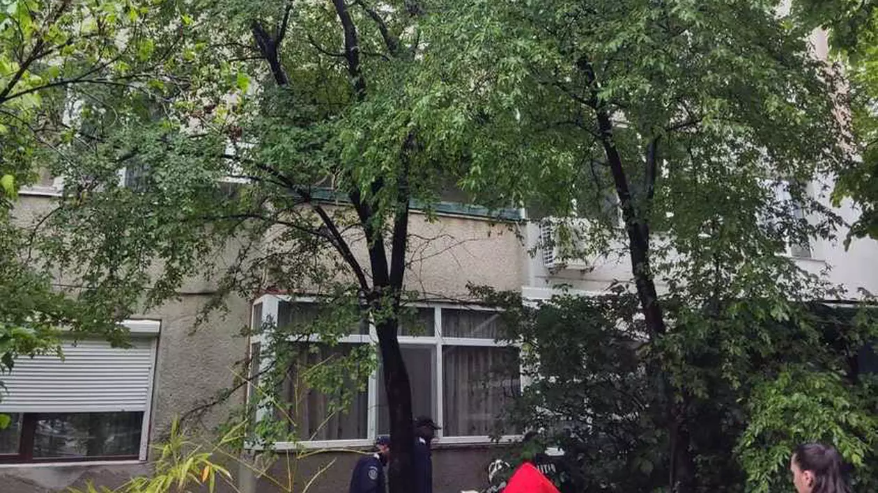 Un bărbat s-a aruncat de la etajul 4 al unui bloc din Drobeta-Turnu Severin