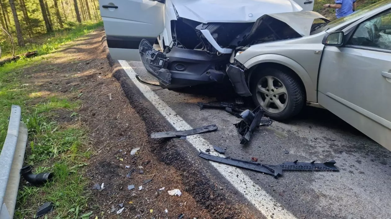 Un microbuz cu 12 copii, implicat într-un accident la Sadova. Două persoane, transportate la spital