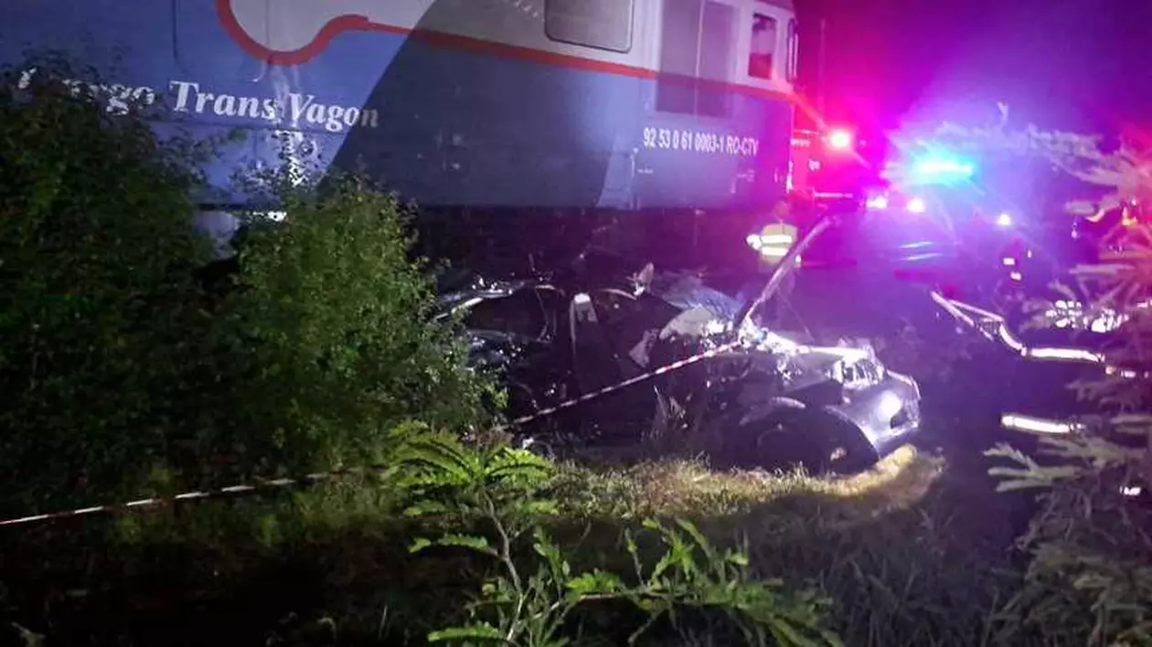 O fată de 15 ani a murit și alți patru tineri au fost răniți, după ce mașina în care se aflau a fost lovită de tren, în Teleorman