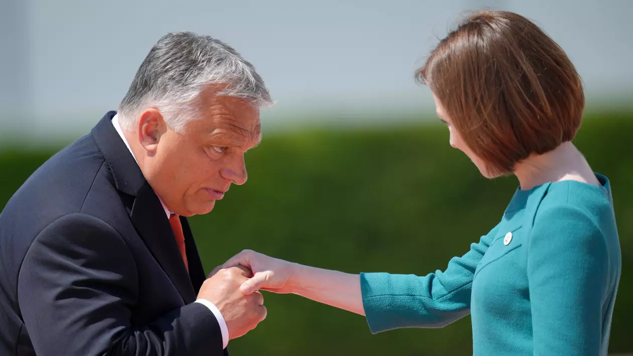 VIDEO. Președinta Maia Sandu nu l-a lăsat pe Viktor Orban să-i pupe mâna. Alte trei momente inedite de la summitul desfășurat în Republica Moldova
