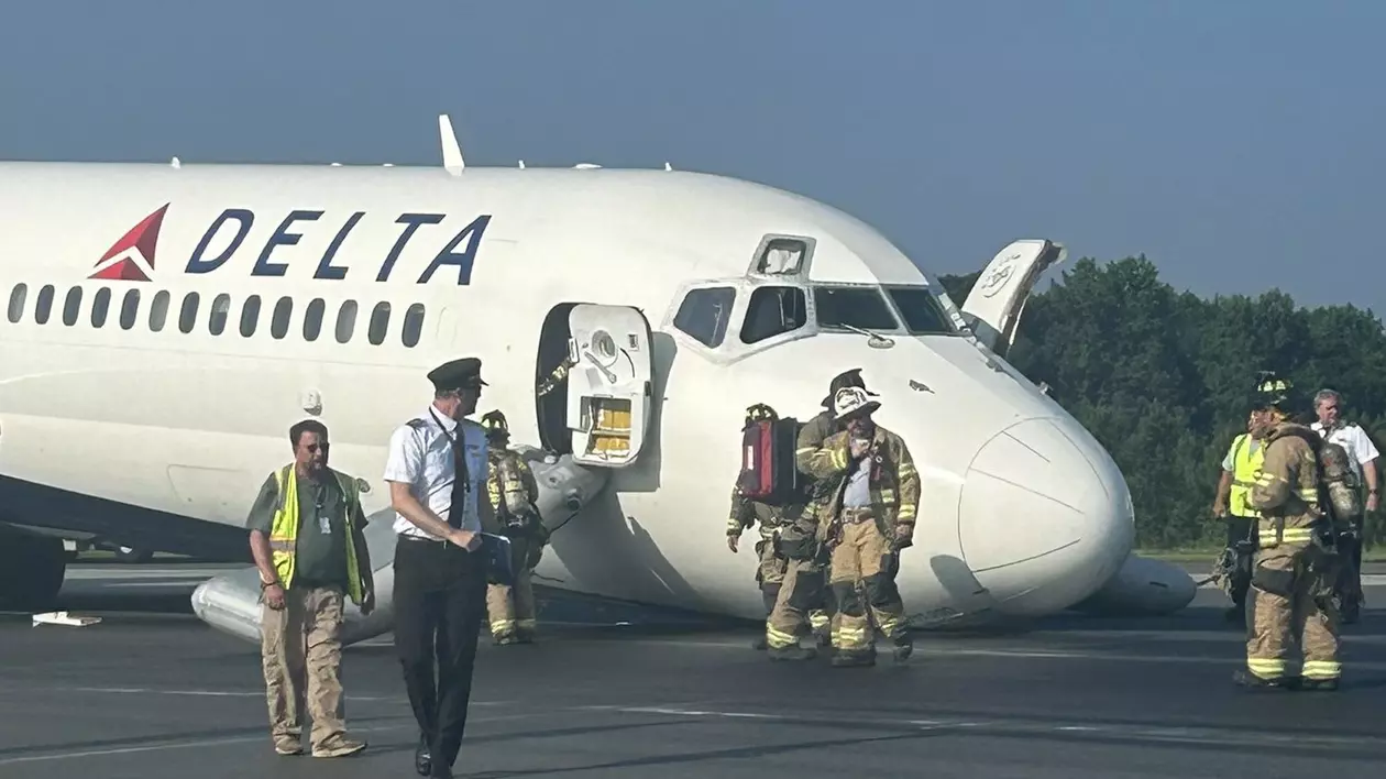 Un avion al companiei Delta a ajuns cu bine la sol, după ce trenul de aterizare s-a defectat. Piloții și pasagerii au scăpat teferi