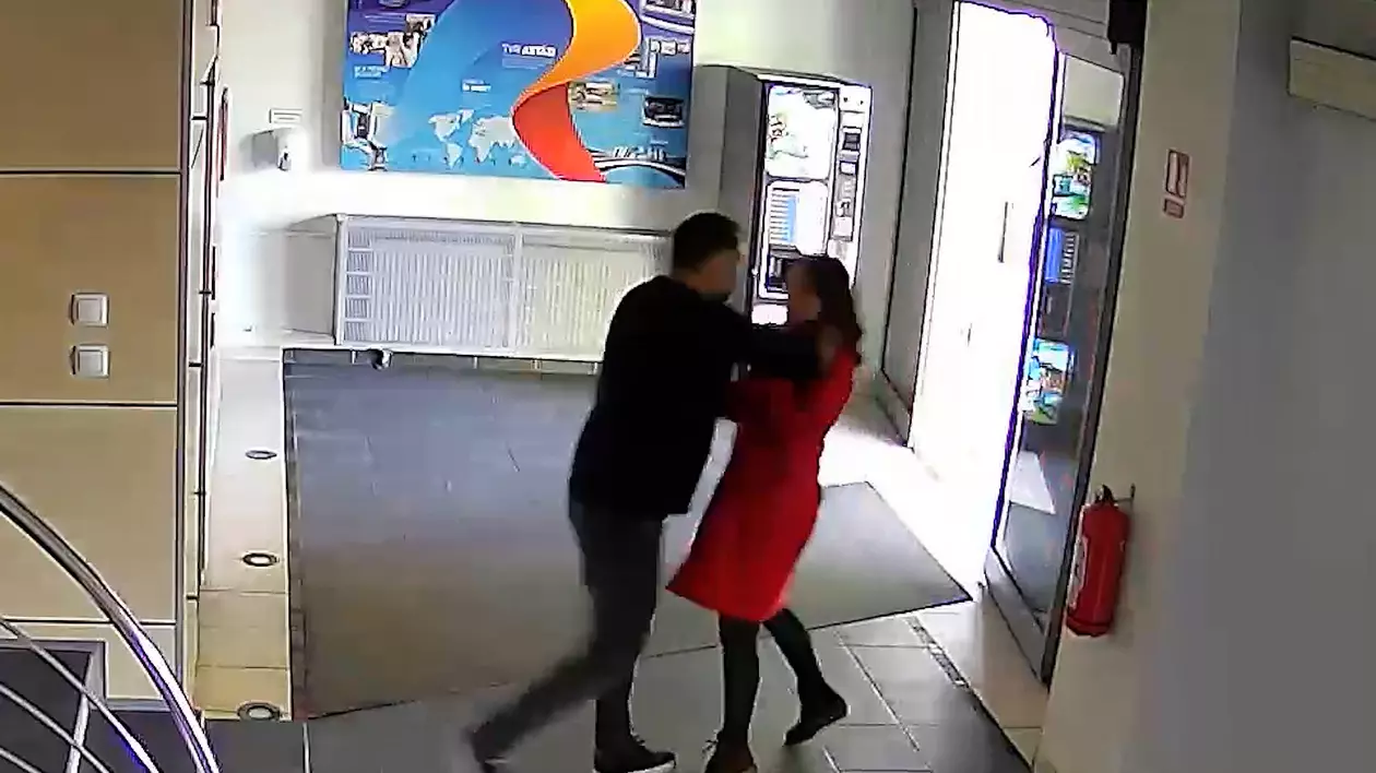 EXCLUSIV. Înregistrarea video cu momentul în care jurnalistul sportiv Marian Olaianos o agresează fizic, în incinta TVR, pe colega sa Nadine Vlădescu