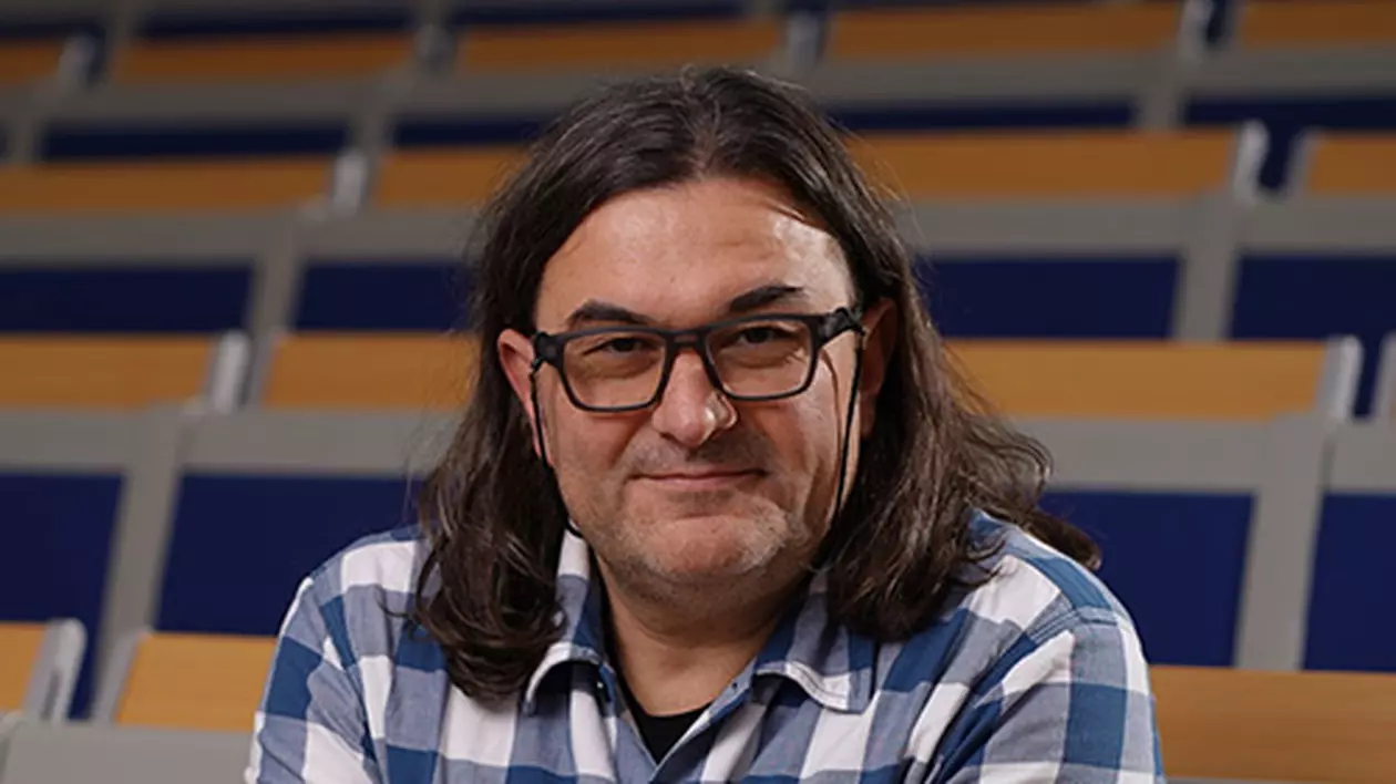 Fostul prodecan al Facultății de Jurnalism, Dan Podaru, susține că demiterea sa este una abuzivă și că o va contesta: Contractele și parteneriatele de care sunt acuzat sunt semnate și de rector 
