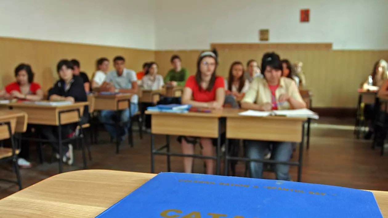 Mediile elevilor ar putea fi încheiate şi cu două note pe disciplină. Proiect propus de Ministerul Educaţiei, în contextul grevei