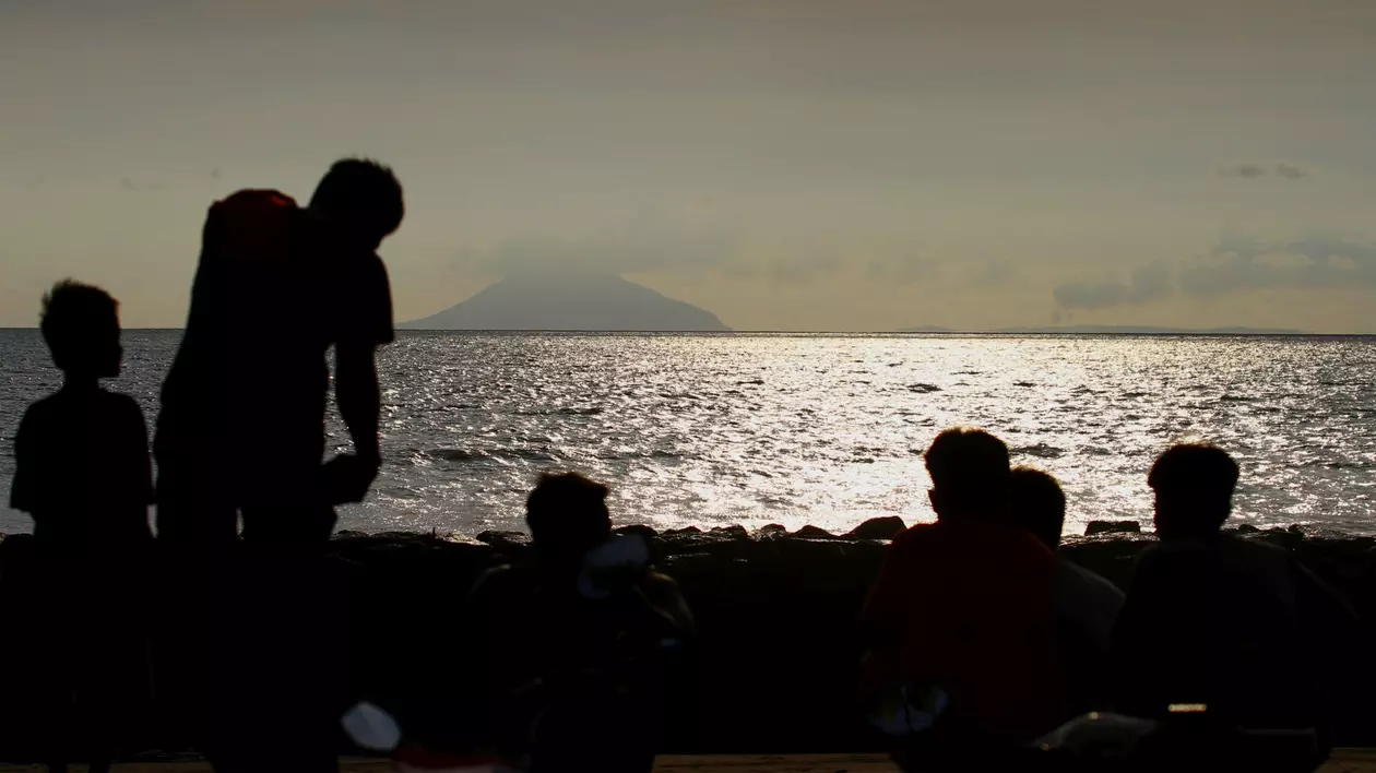Vulcanul indonezian Anak Krakatau a erupt. Fumul ajunge la aproximativ 3.000 de metri înălțime