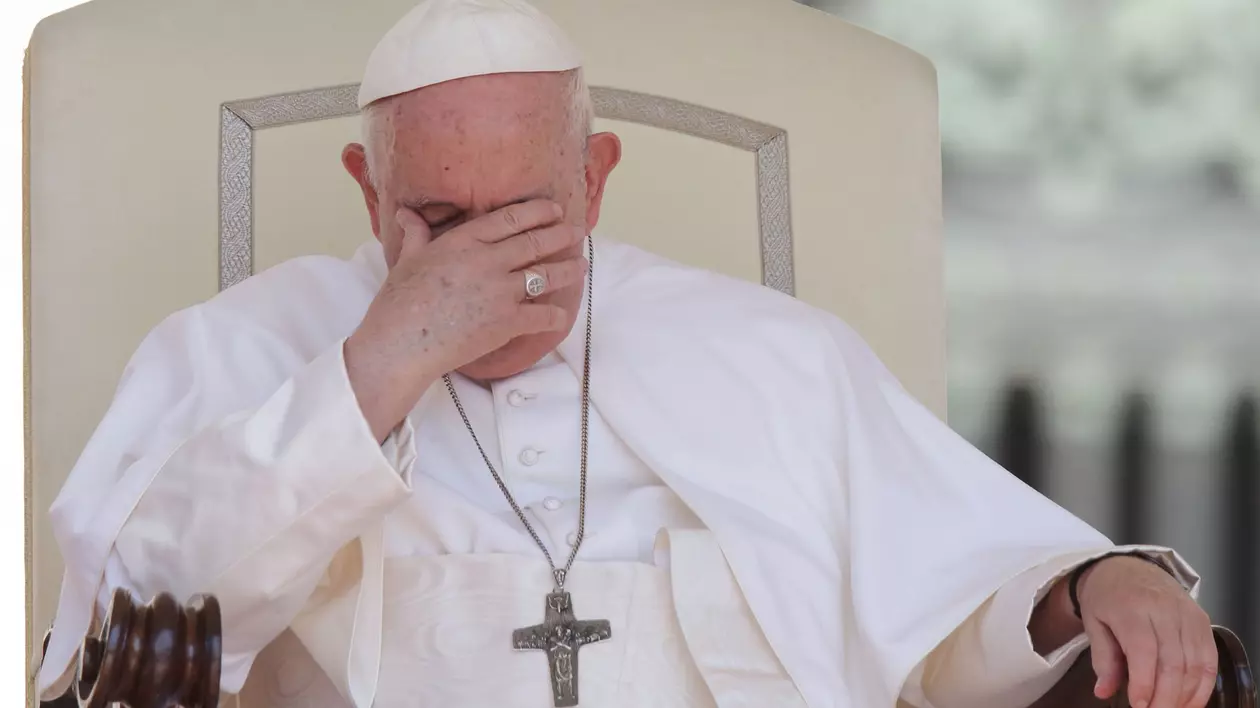Vaticanul anunță că intervenția chirurgicală suferită de Papa Francisc s-a desfășurat fără complicații