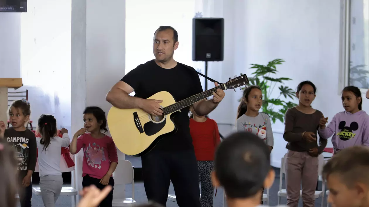 REPORTAJ. Un polițist din Mureș a pus mâna pe chitară, ca să le arate copiilor drumul cel bun: „Planul e să învețe o limbă străină, să cânte la un instrument, să scrie”