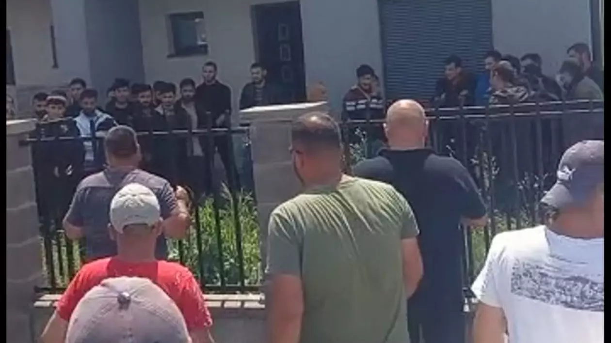 Un bărbat din Timiș plecat în străinătate, care și-a închiriat casa unei familii cu doi copii, a găsit locuința plină cu 30 de migranți