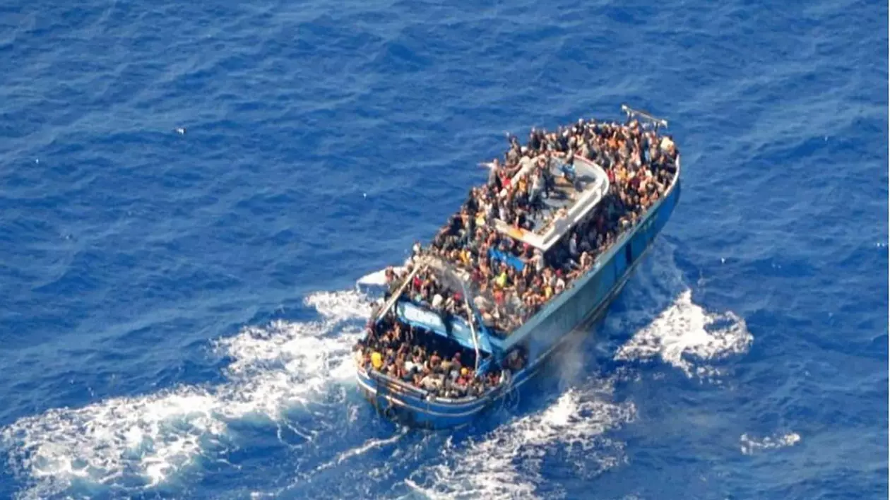 Tragedia din Mediterana. BBC: datele de navigație contrazic Atena, sugerează că vasul cu migranți nu s-a mișcat cu orele înainte de a se scufunda