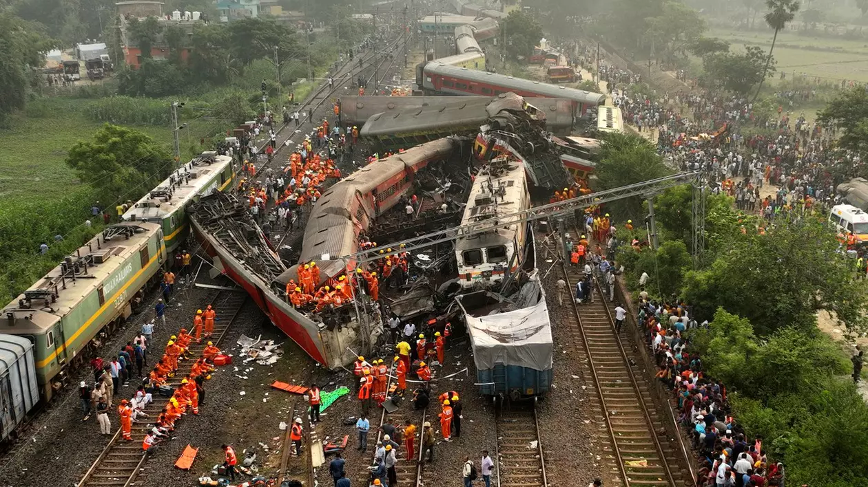 Catastrofă feroviară în India, unde trei trenuri s-au ciocnit. Bilanțul a ajuns la aproape 300 de morți și 1.200 de răniți