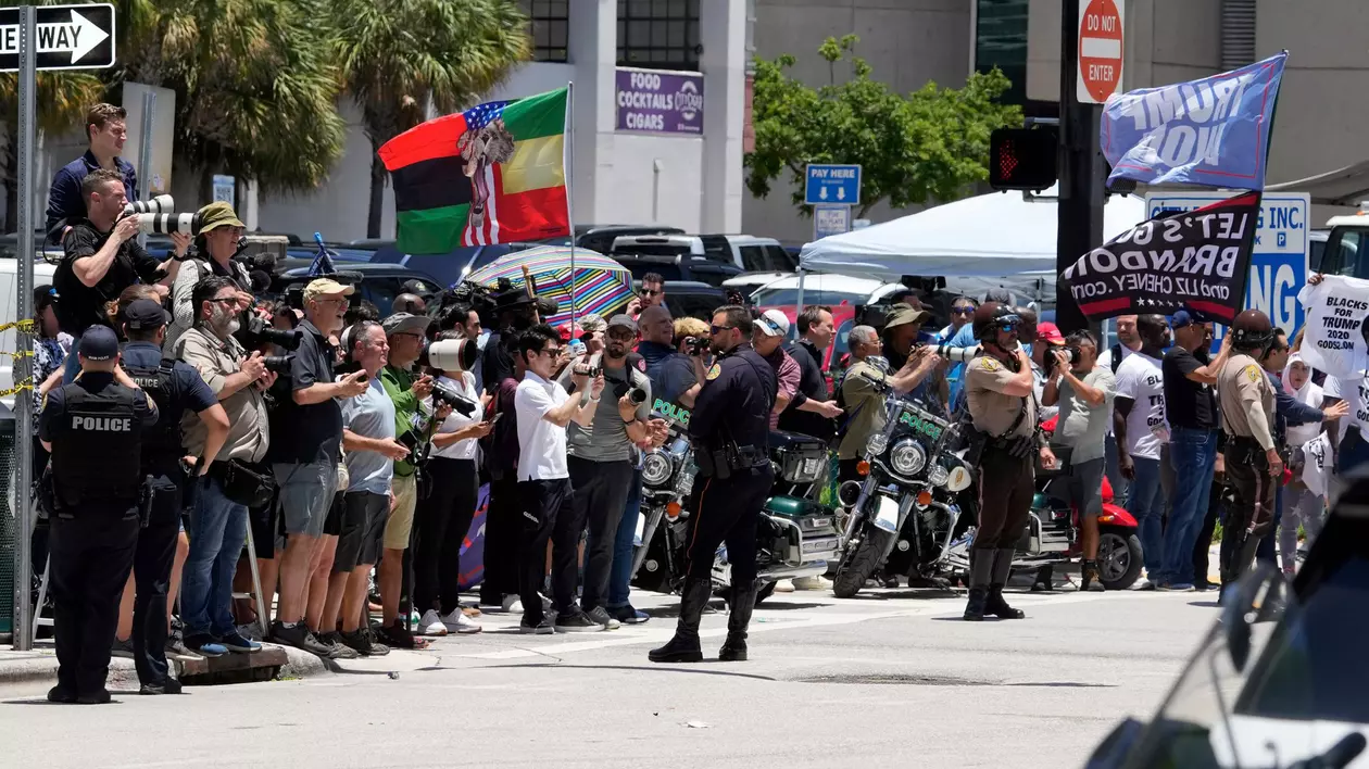 Donald Trump a ajuns la tribunalul din Miami pentru a fi pus sub acuzare în cazul Mar-a-Lago