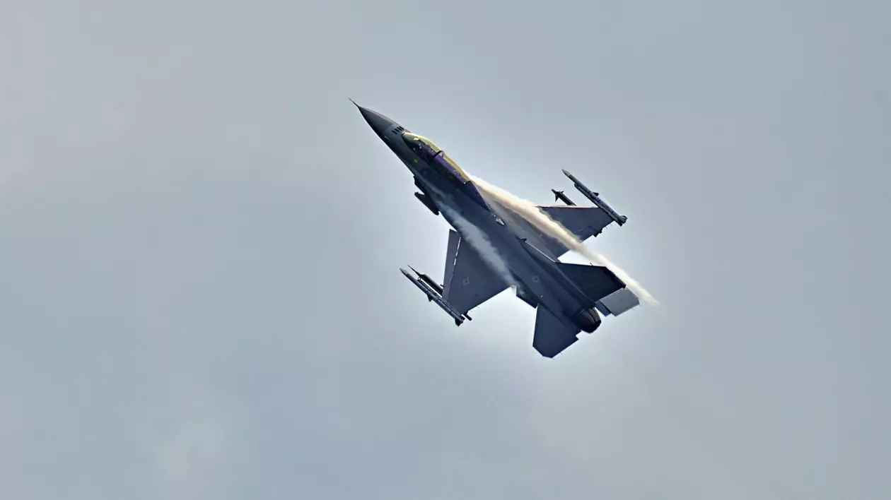 Politico: România, văzută de Occident ca un posibil loc pentru instruirea piloților ucraineni pe avioanele de luptă americane F-16