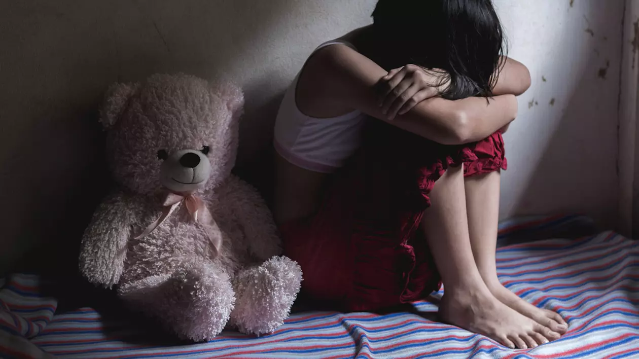 O fetiță de 6 ani din Bihor, abuzată sexual de tatăl vitreg. Mama copilei știa