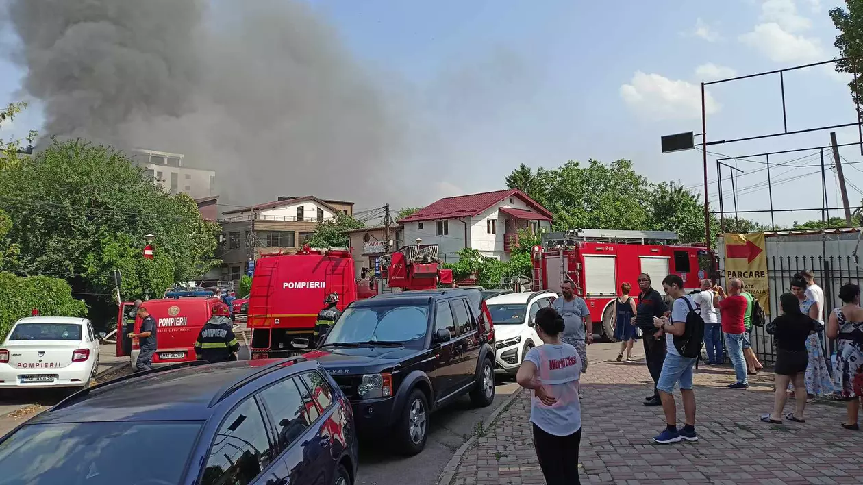 Incendiu în București. Trei case din zona Piața Muncii au fost cuprinse de flăcări
