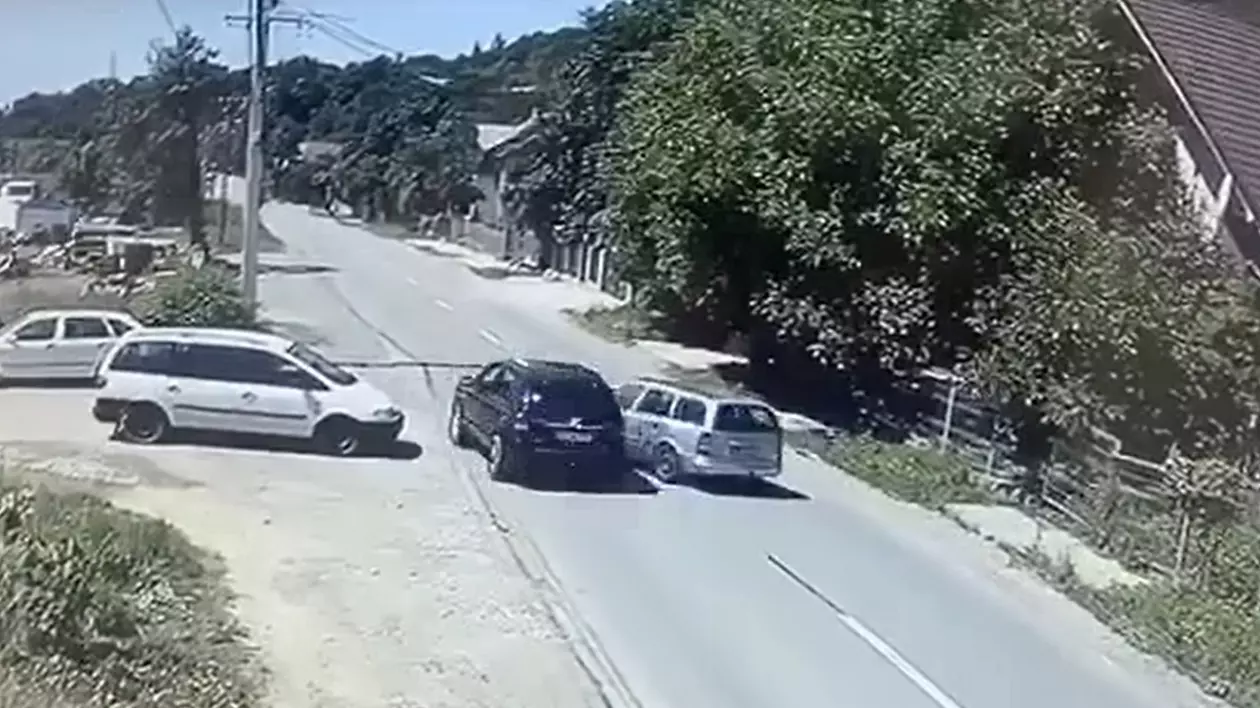 Au apărut imagini video cu accidentul provocat de un șofer de 18 ani care a depășit cu viteză nebună o mașină care vira la stânga, la Salva, în Bistrița-Năsăud