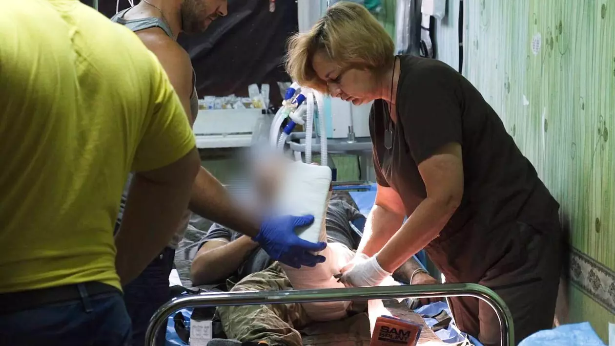 FAȚA NEVĂZUTĂ A RĂZBOIULUI. Povestea unei asistente medicale din Ucraina, nevoită să îngâne cântece de leagăn soldaților cu psihoză pentru a-i liniști