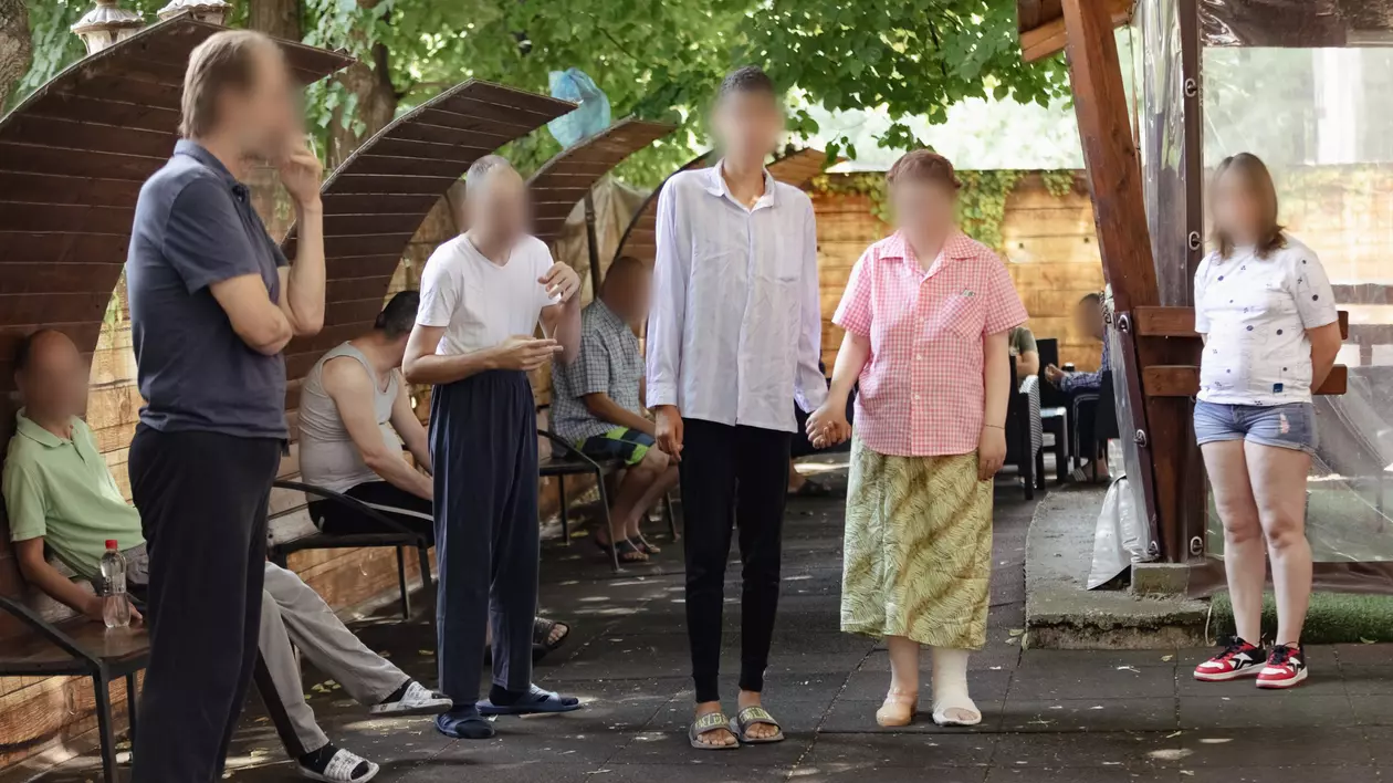 EXCLUSIV. Am vizitat 28 de femei și bărbați închiși în azilele groazei: „Ce se întâmpla dacă nu voiați să măturați?”. A început să plângă