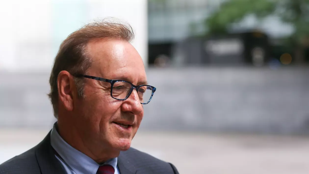 Elton John, martor al apărării în procesul în care Kevin Spacey este acuzat de agresiuni sexuale. Ce au declarat artistul și soțul lui