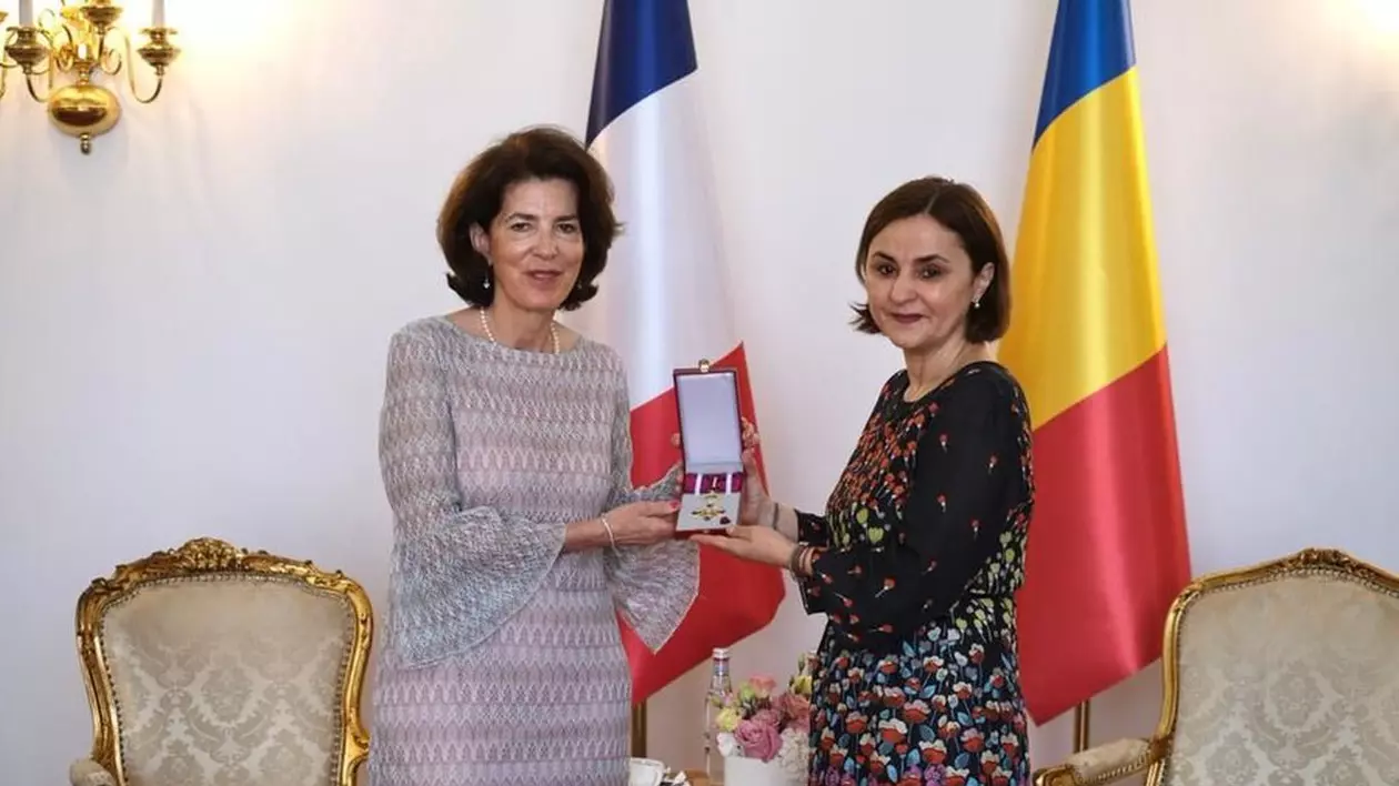 Laurence Auer și ministrul de Externe al României, Luminița Odobescu, în vizita de rămas bun făcută de diplomata franceză. Foto: MAE