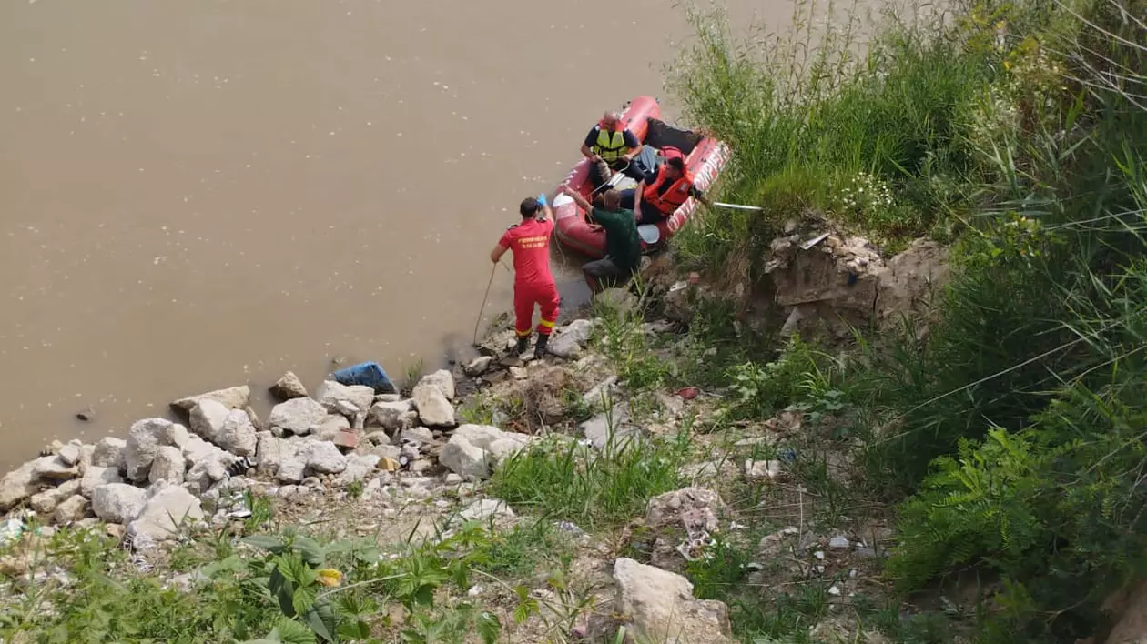 Intervenție cu elicopterul SMURD pentru salvarea unor tineri care au căzut cu mașina în râul Someș. Unul dintre ei a fost salvat