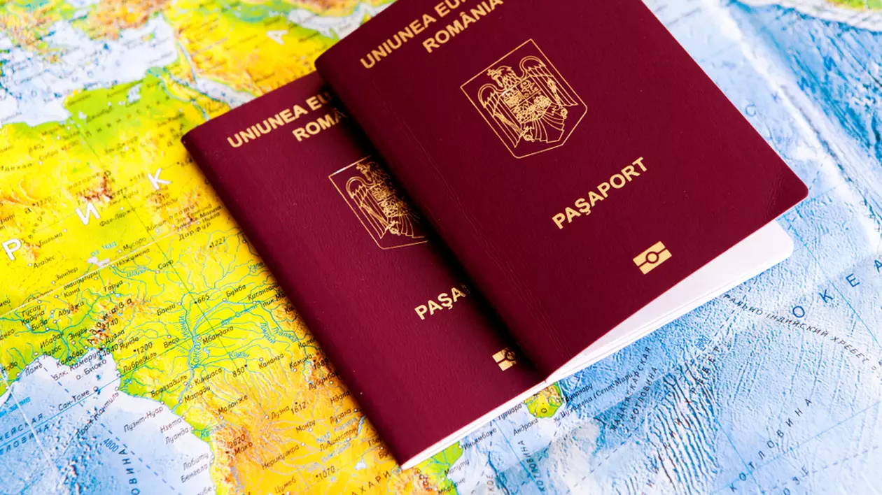 Diferența dintre pașaport simplu electronic și simplu temporar - Imagine cu două paşapoarte româneşti pe o hartă