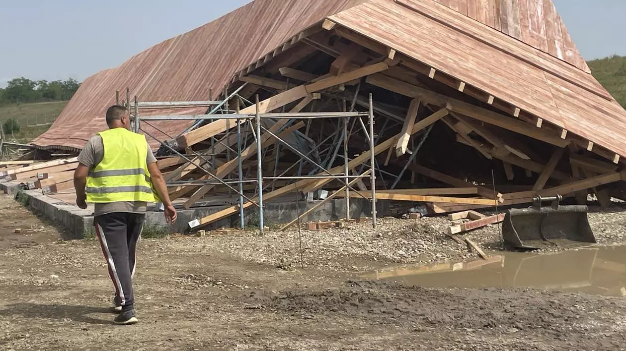 „Prăbușirea de la Podul Înalt”. Construcție turistică pe locul unde Ștefan cel Mare a câștigat bătălia cu turcii, pusă la pământ de vânt. Ce spun autoritățile