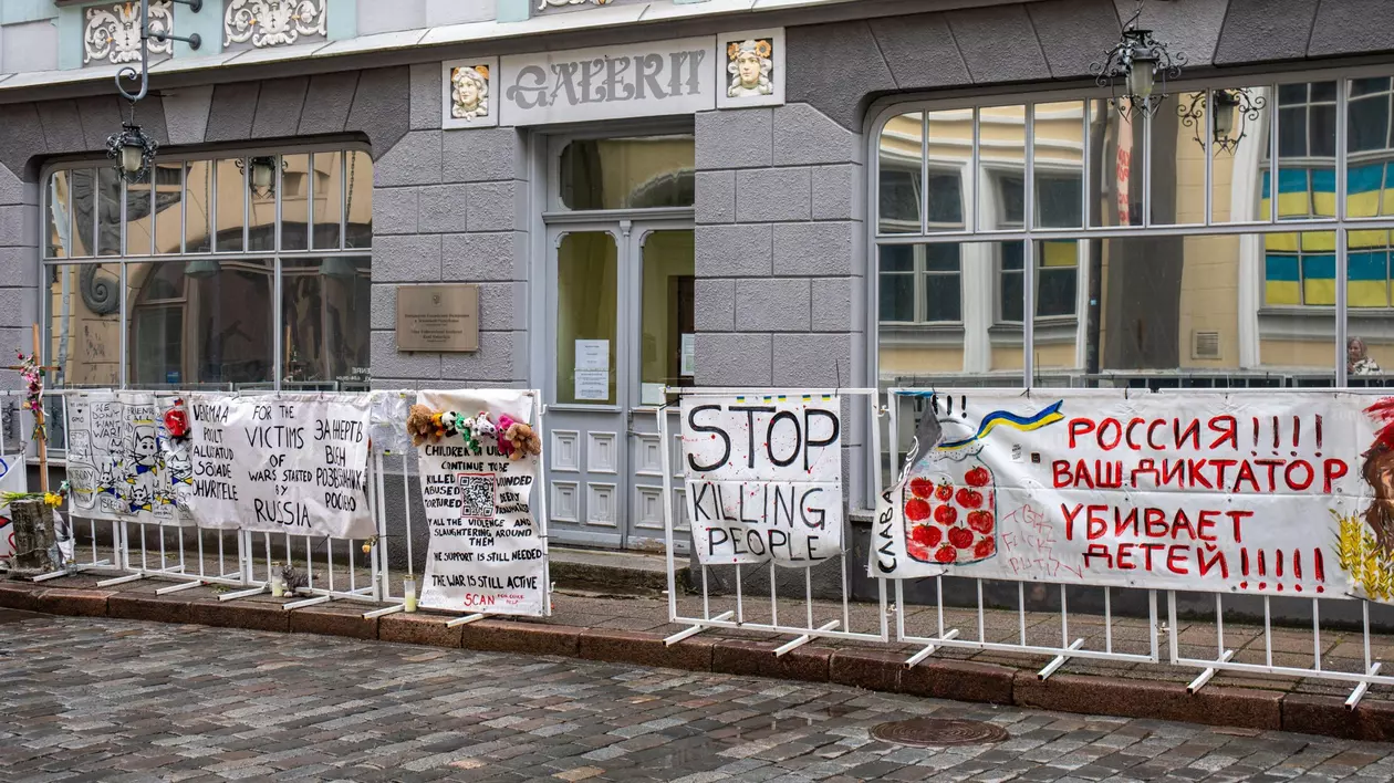 Un jurnalist rus independent a aruncat cu 4 ouă în ambasada Rusiei de la Tallinn. „O astfel de reacţie la agresiunea din Ucraina este firească"