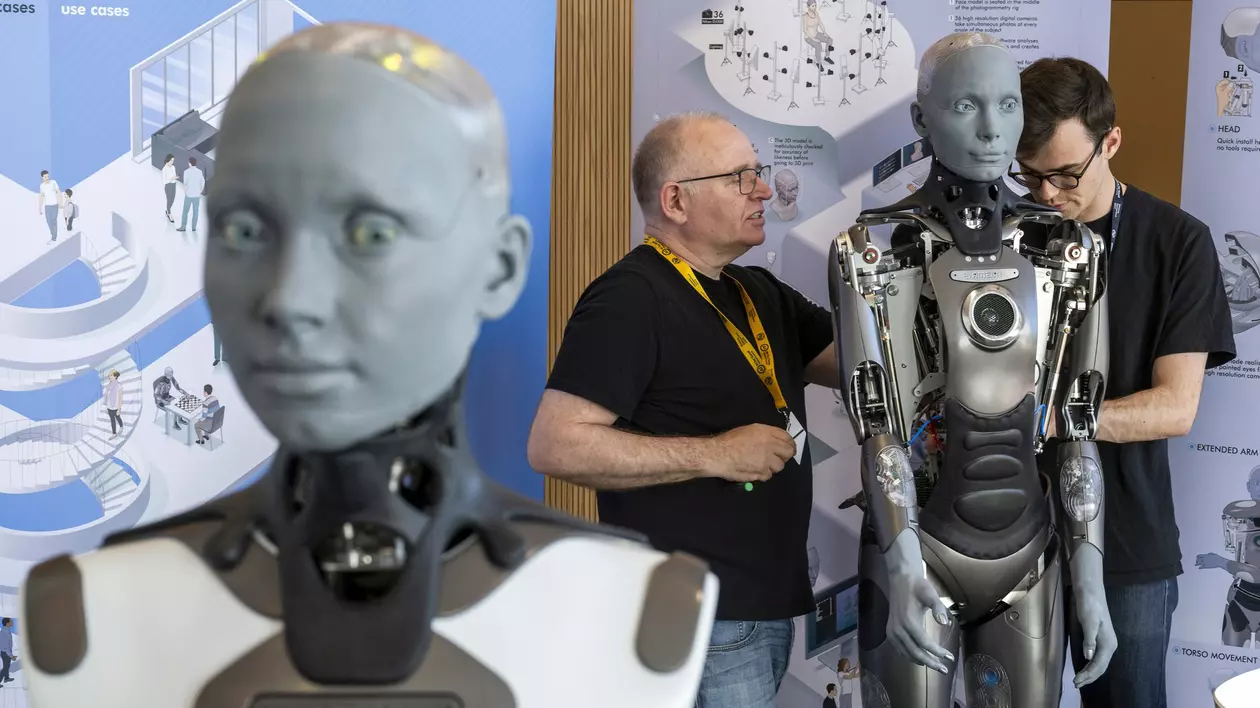 Roboți dotați cu inteligență artificială au declarat că pot conduce lumea mai bine decât oamenii