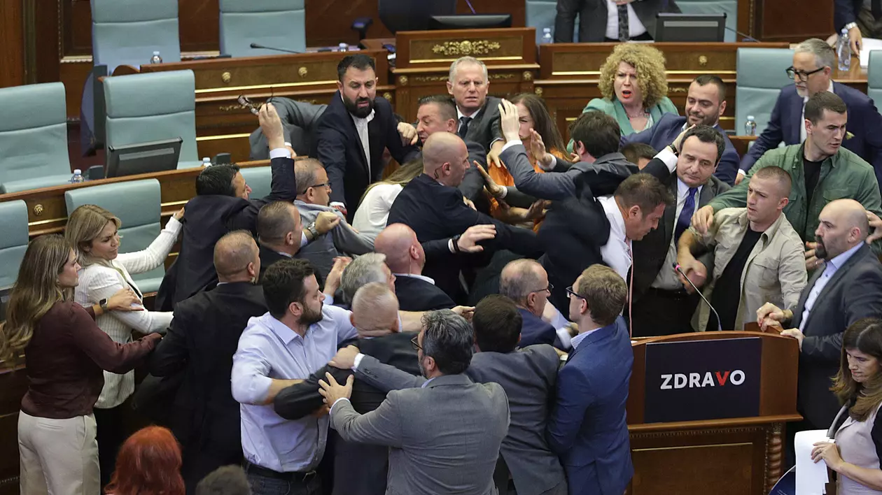 Bătaie în parlamentul din Kosovo după ce un parlamentar al opoziției a aruncat cu apă în premier