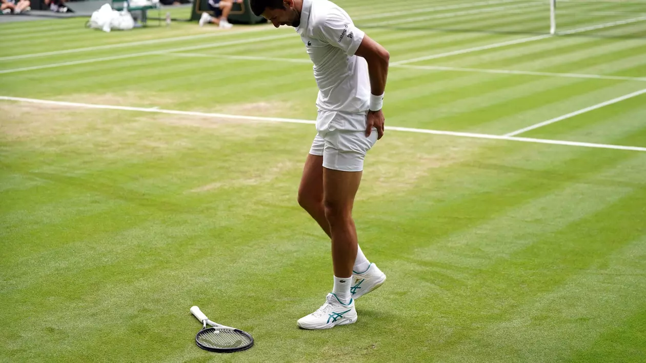 Ce amendă a primit Novak Djokovic după ce și-a distrus racheta de tenis, lovind-o de stâlpul fileului, în finala de la Wimbledon