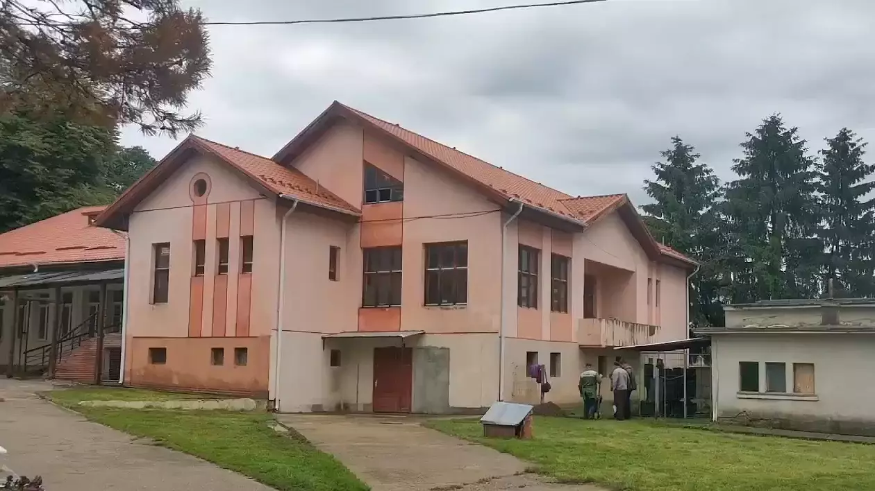 Angajații unui centru de recuperare din Suceava acuză conducerea că li s-a cerut să facă o chetă pentru a plăti amenda de 12.000 de lei primită după controale