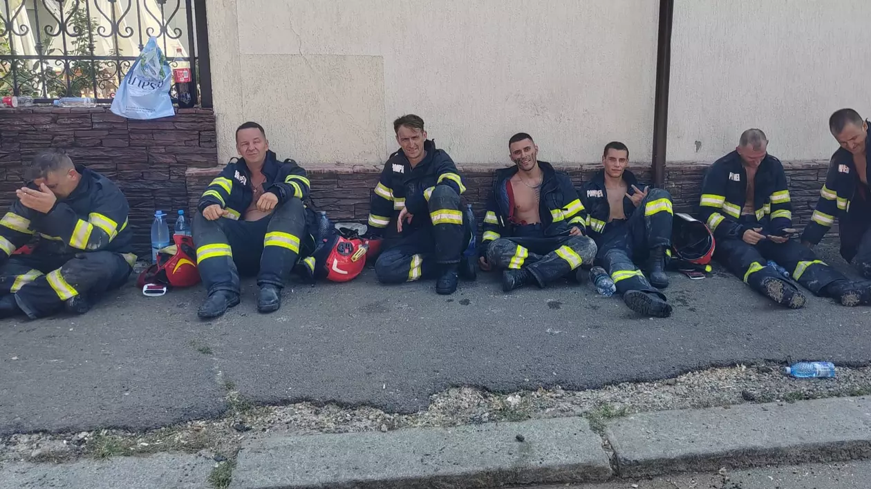 Imagine virală cu pompierii din Călăraşi, după o intervenţie de 9 ore: „O sticlă cu apă la timpul ei”