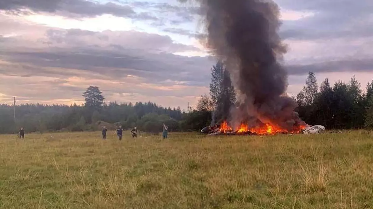 O bombă în interior sau o rachetă? Ce a doborât avionul lui Prigojin: presa independentă rusă analizează indiciile de la locul crimei