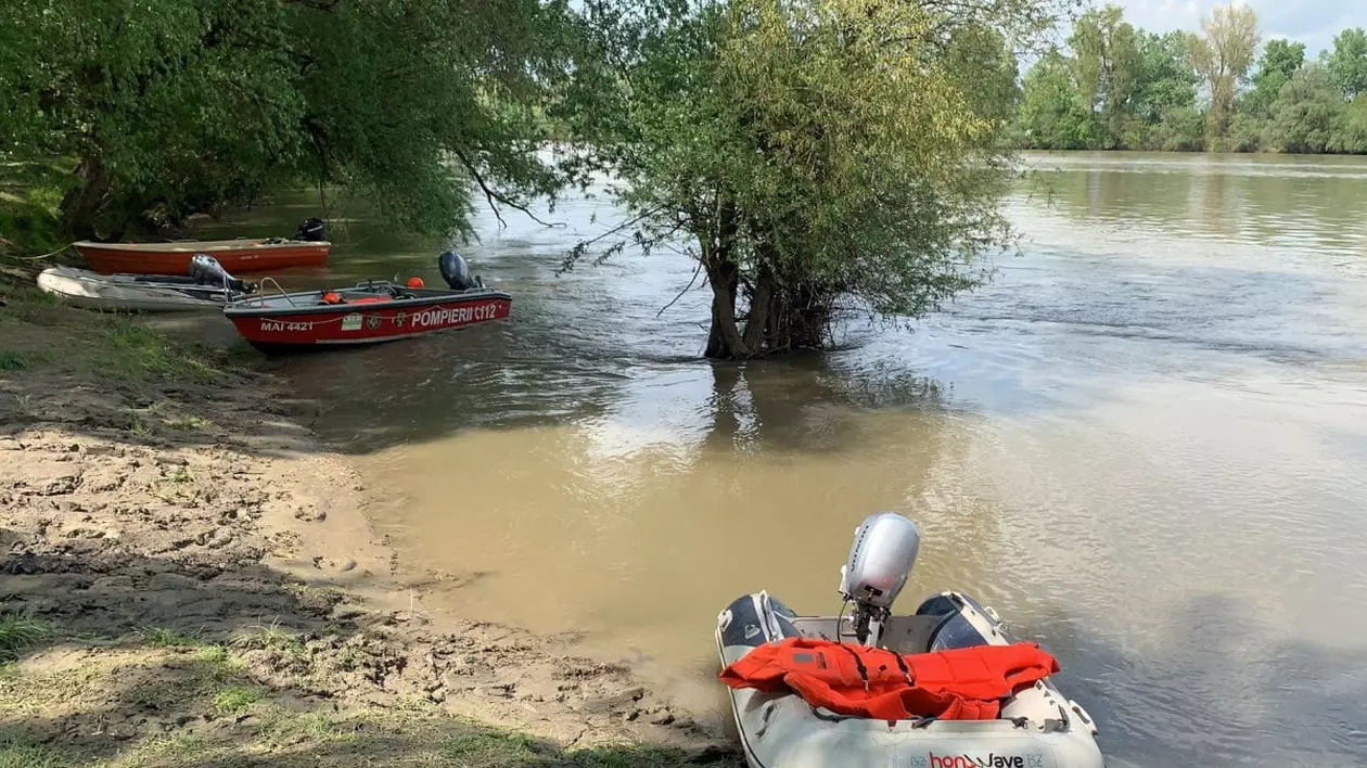 Imagine de la căutările pe râul Mureș, la o zi după incidentul din 30 aprilie. Foto: ISU Timiș