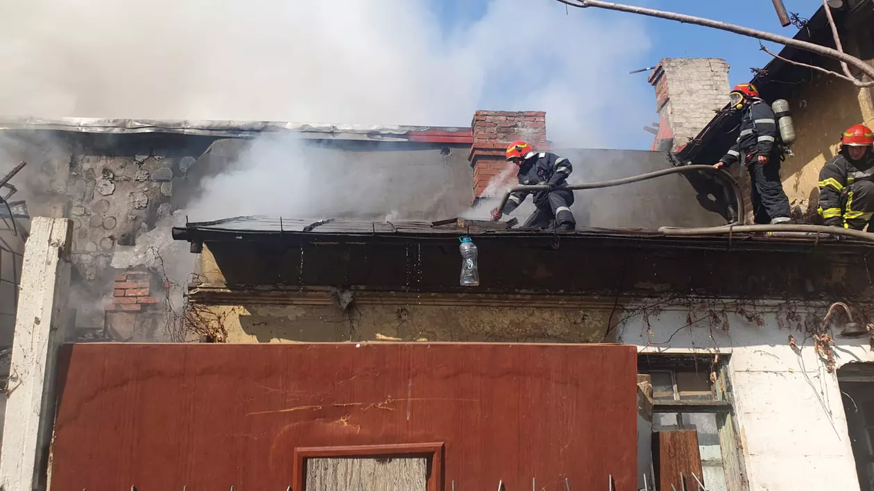 Incendiu cu degajări mari de fum la o casă din centrul Bucureștiului. Intervin mai mulți pompieri