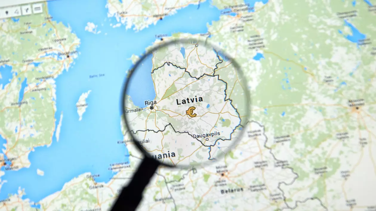 Curiozități despre Letonia - Imagine cu harta europei peste care se află o lupă, ce scoate în evidenţă Letonia