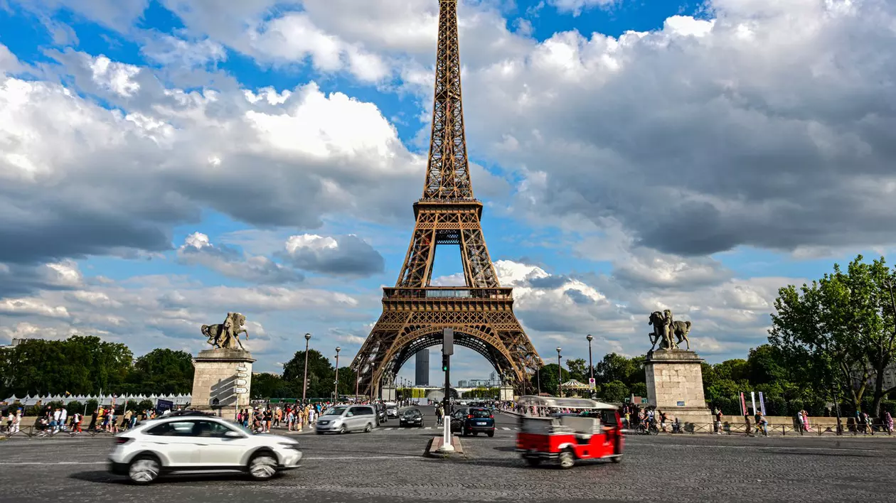 Aventură încheiată la poliție pentru un bărbat care a sărit cu parașuta de pe Turnul Eiffel
