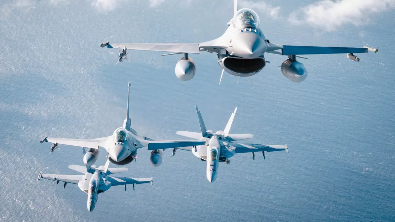 Primele avioane F-16 olandeze au ajuns în România, pentru antrenarea piloților ucraineni