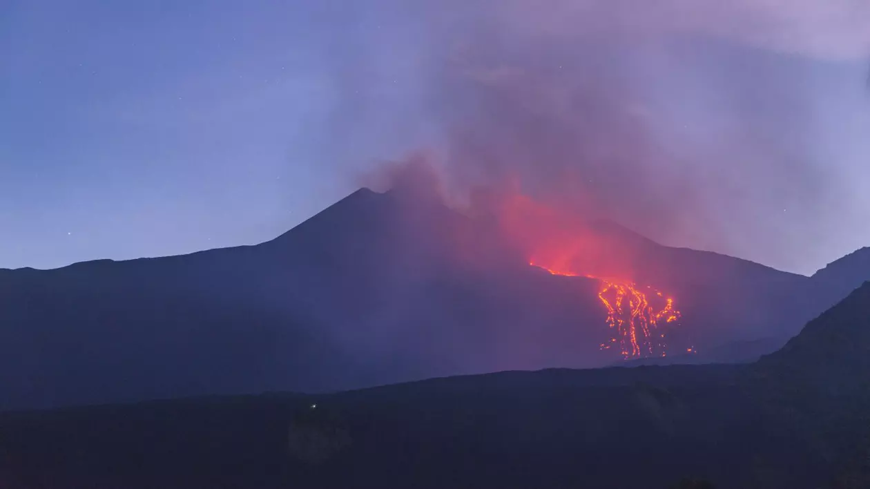 Cu o înălţime de 3.324 de metri, Etna este cel mai înalt vulcan activ din Europa. Foto: Hepta
